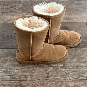 Classic Shearling-Lined Women's Boot - Chestnut